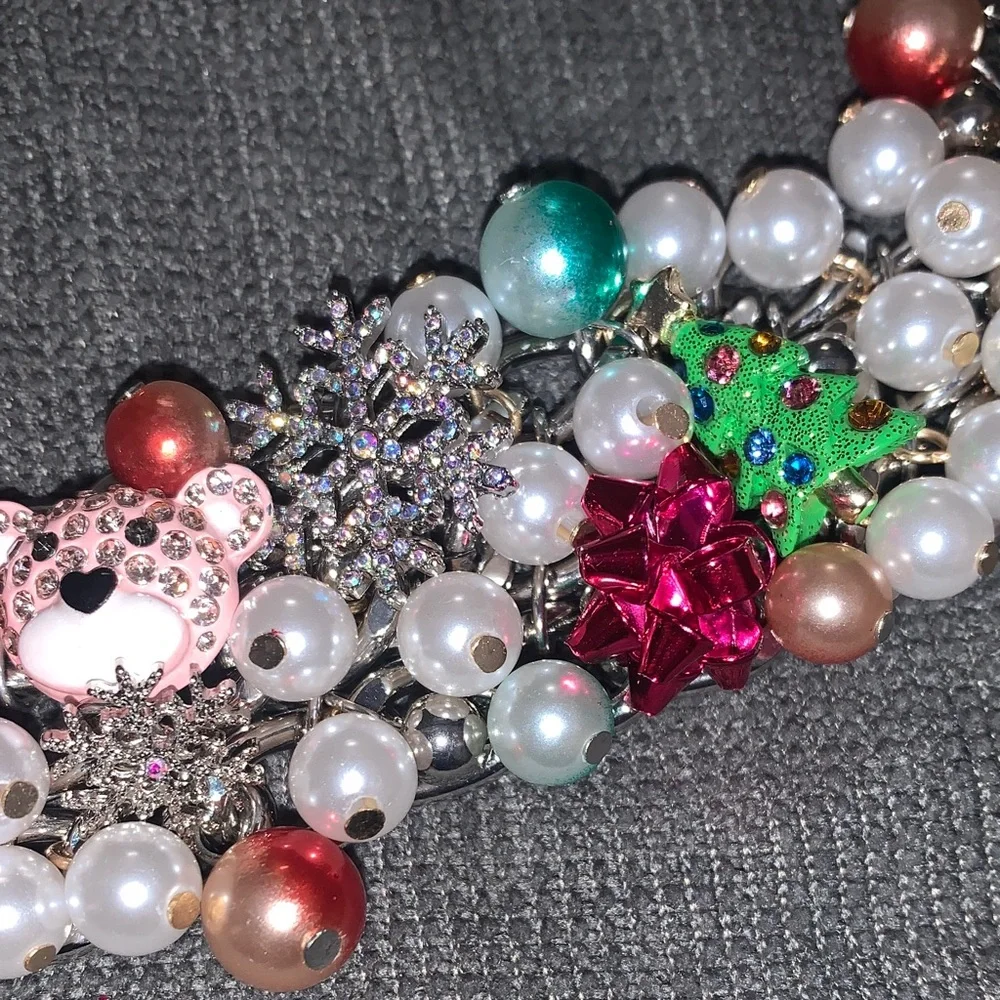 🆕- GORGEOUS Betsey Johnson Pearl Necklace with Stunning multicolored charms - Picture 5 of 12